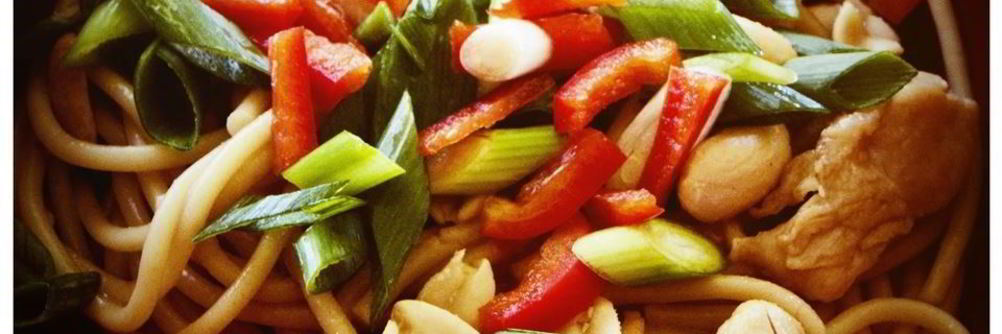 Восточная лапша Удон с арахисом и имбирем