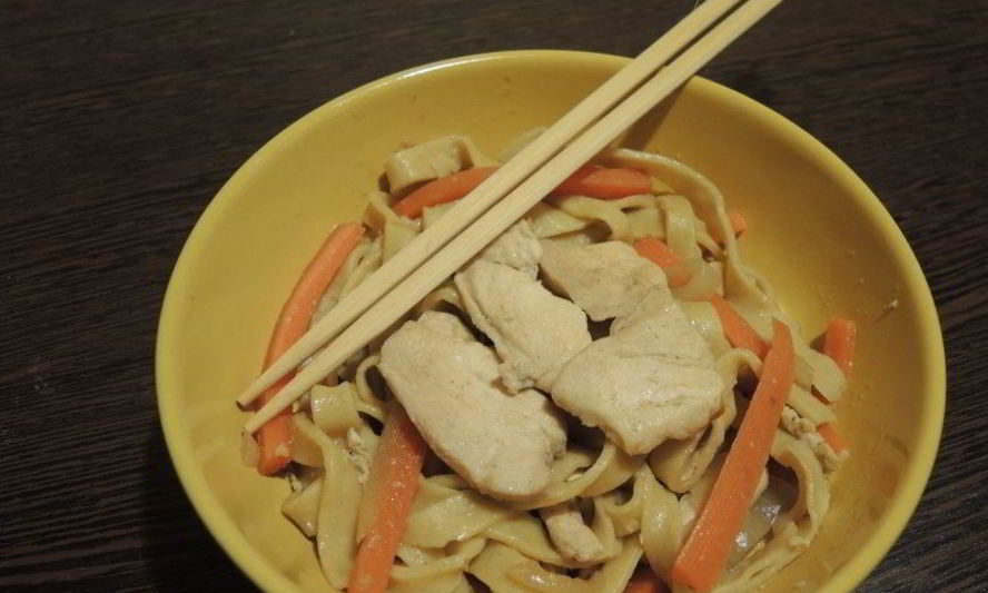 Рецепт яичной лапши с курицей и овощами