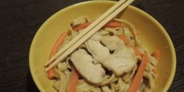 яичная лапша с курицей и овощами