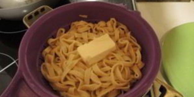 яичная лапша с курицей и овощами