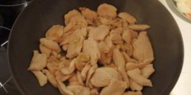 яичная лапша с курицей и овощами