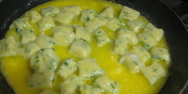 зеленые ньокки с руколой и масляным соусом