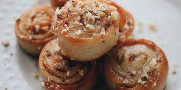 булочки с грецким орехом и сахарным сиропом