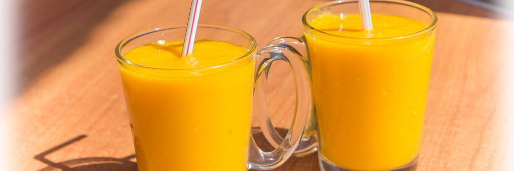 Фруктовый манго-апельсиновый коктейль
