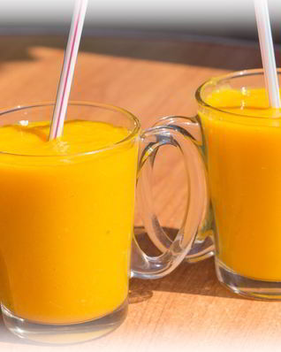 Фруктовый манго-апельсиновый коктейль