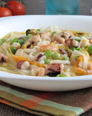 Фунчоза с морским коктейлем и зеленым горошком