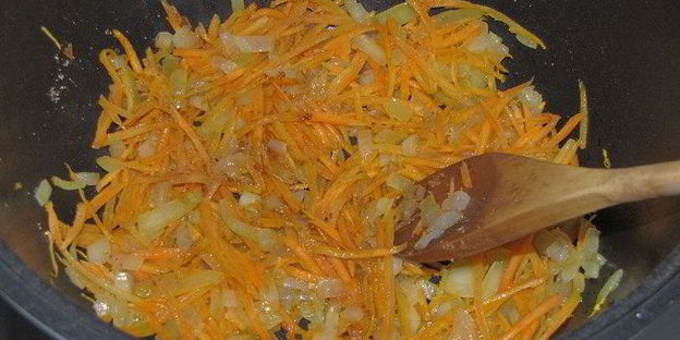 фунчоза с морским коктейлем и зеленым горошком