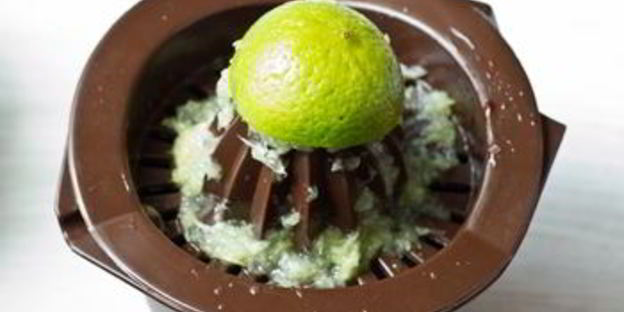 клубнично-лаймовый освежающий напиток