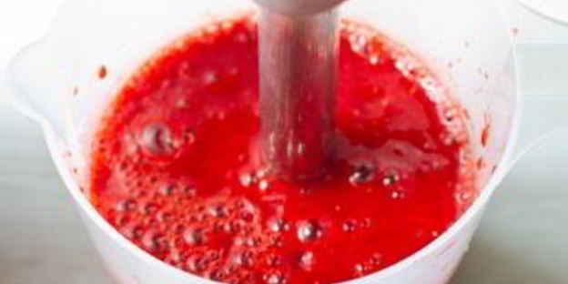 клубнично-лаймовый освежающий напиток