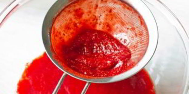 клубнично-лаймовый освежающий напиток