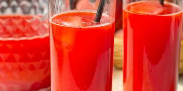 клубнично-лаймовый освежающий напиток