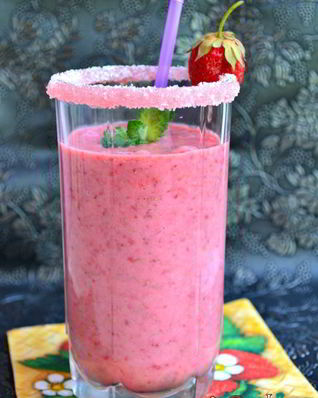 Клубничный коктейль с мятой