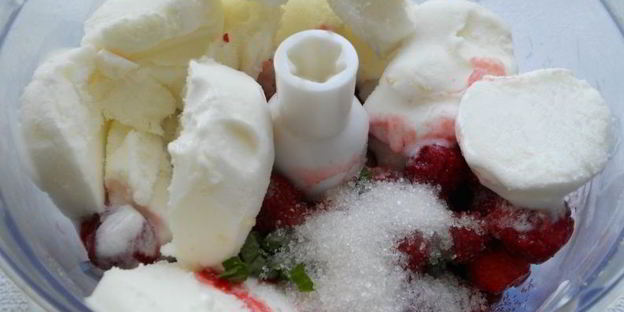 клубничный коктейль с мятой