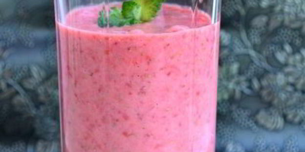 клубничный коктейль с мятой