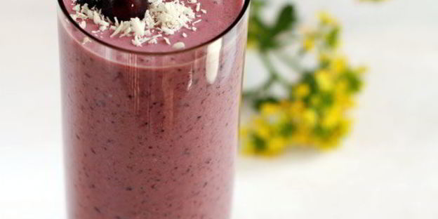 кокосовый коктейль с ягодами