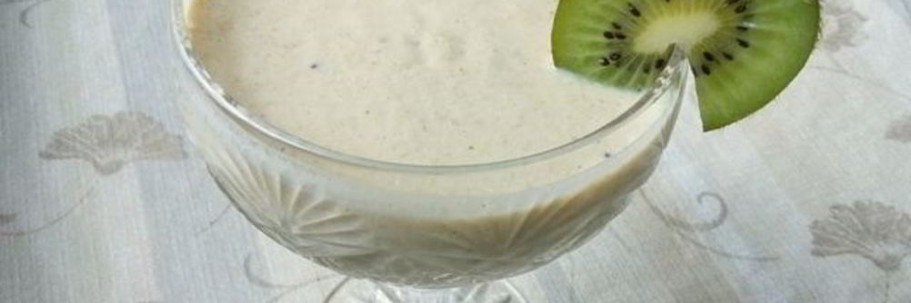 Коктейль из зеленой гречки и фруктов