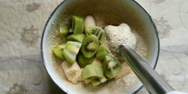 коктейль из зеленой гречки и фруктов