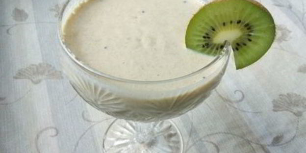 коктейль из зеленой гречки и фруктов