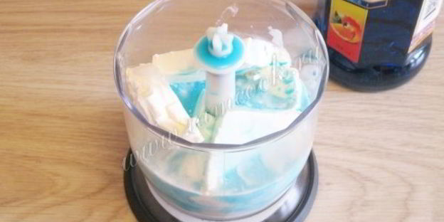 коктейль с мороженым и блю кюрасао