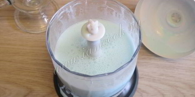 коктейль с мороженым и блю кюрасао