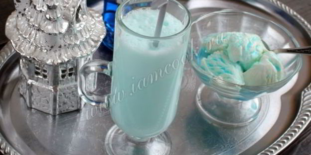 коктейль с мороженым и блю кюрасао
