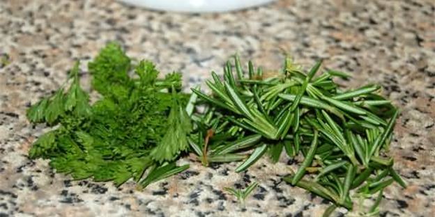 коктейль с розмарином и лаймом