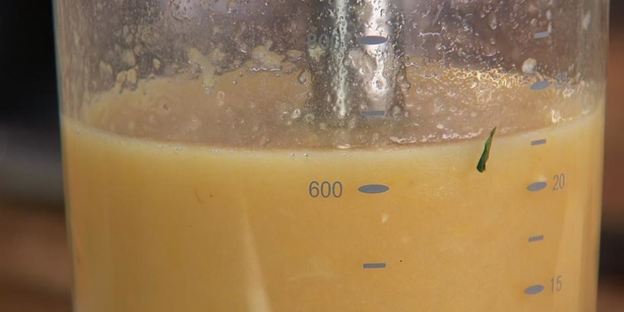 крисп-сэндвич с яйцом и напиток из зеленого чая