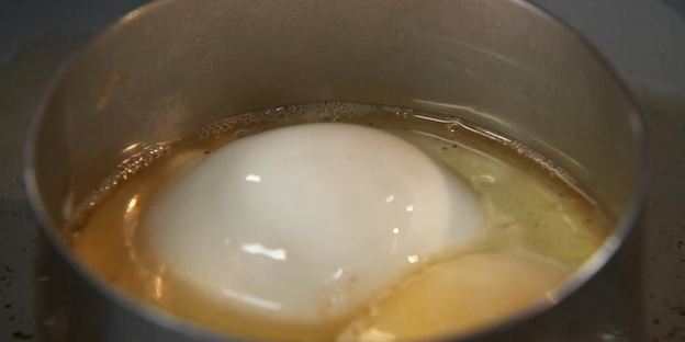 крисп-сэндвич с яйцом и напиток из зеленого чая