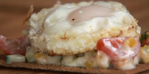 крисп-сэндвич с яйцом и напиток из зеленого чая