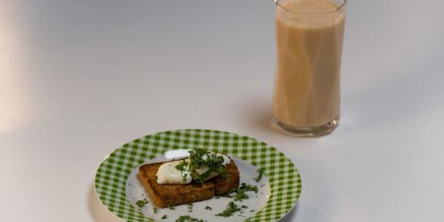 крисп-сэндвич с яйцом и напиток из зеленого чая