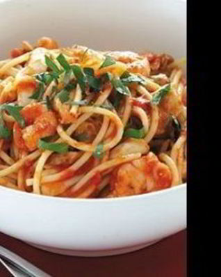 Макароны с морским коктейлем