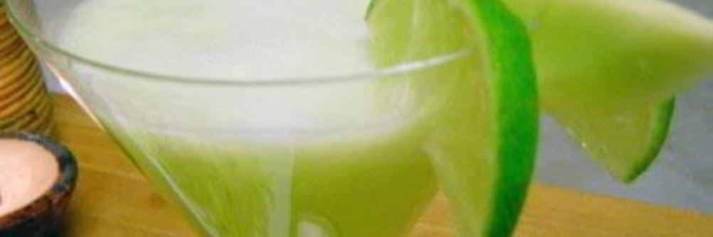 Напиток для взрослых с медовой дыней и огурцом