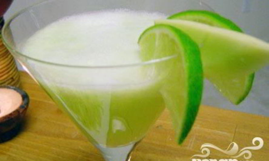 Рецепт напитка для взрослых с медовой дыней и огурцом