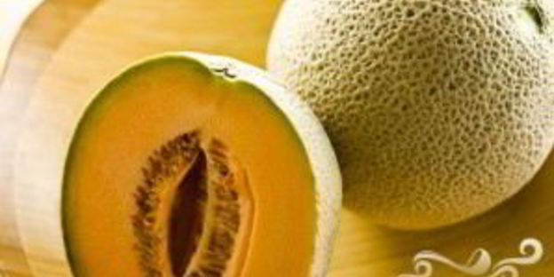 напиток для взрослых с медовой дыней и огурцом