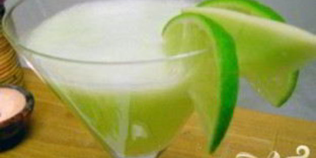 напиток для взрослых с медовой дыней и огурцом