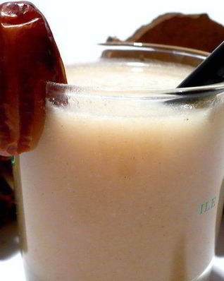 Освежающий напиток с финиками и кокосом