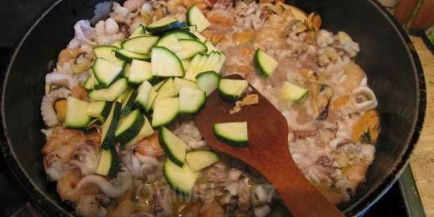 спагетти с морским коктейлем