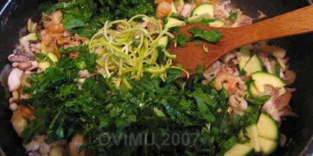 спагетти с морским коктейлем