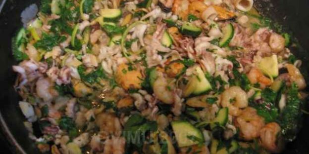 спагетти с морским коктейлем