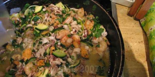 спагетти с морским коктейлем