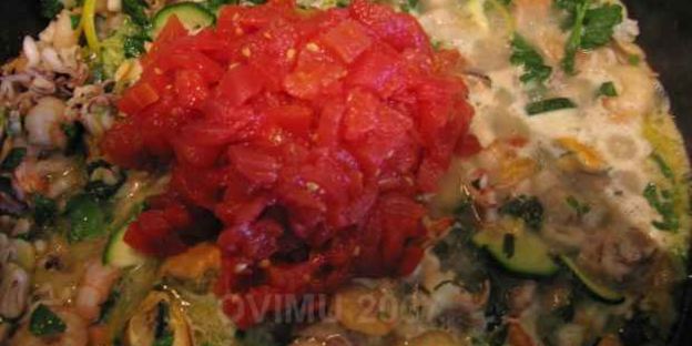 спагетти с морским коктейлем