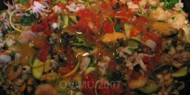 спагетти с морским коктейлем