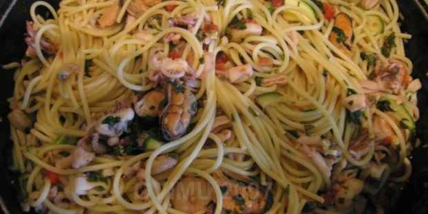 спагетти с морским коктейлем