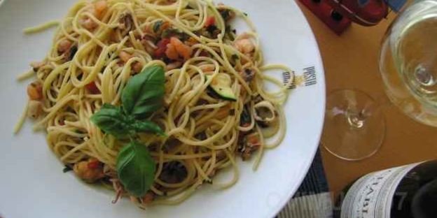 спагетти с морским коктейлем