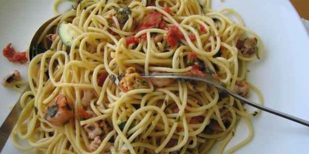 спагетти с морским коктейлем