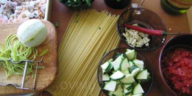 спагетти с морским коктейлем