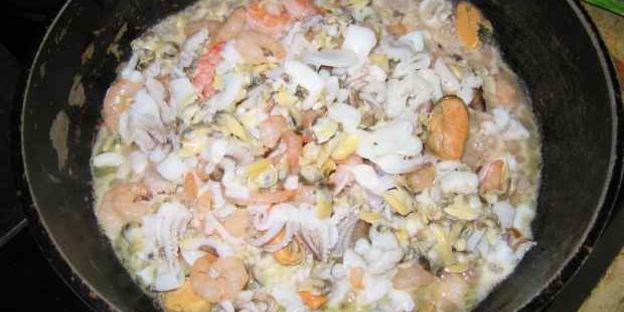 спагетти с морским коктейлем