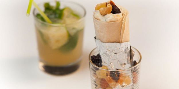 творожный ролл и напиток из лайма