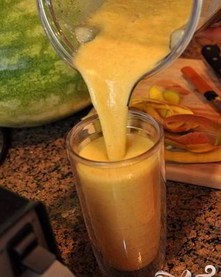 Витаминный напиток из киви, апельсина, винограда и манго