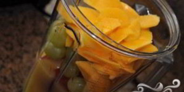 витаминный напиток из киви, апельсина, винограда и манго